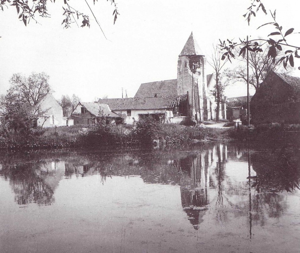 La mare (aujourd'hui comblée), l'église et son clocher en juin 1940